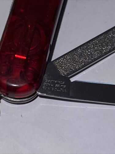 Navaja suiza Victorinox Signature Lite roja translúcida con luz roja - Imagen 2 de 6