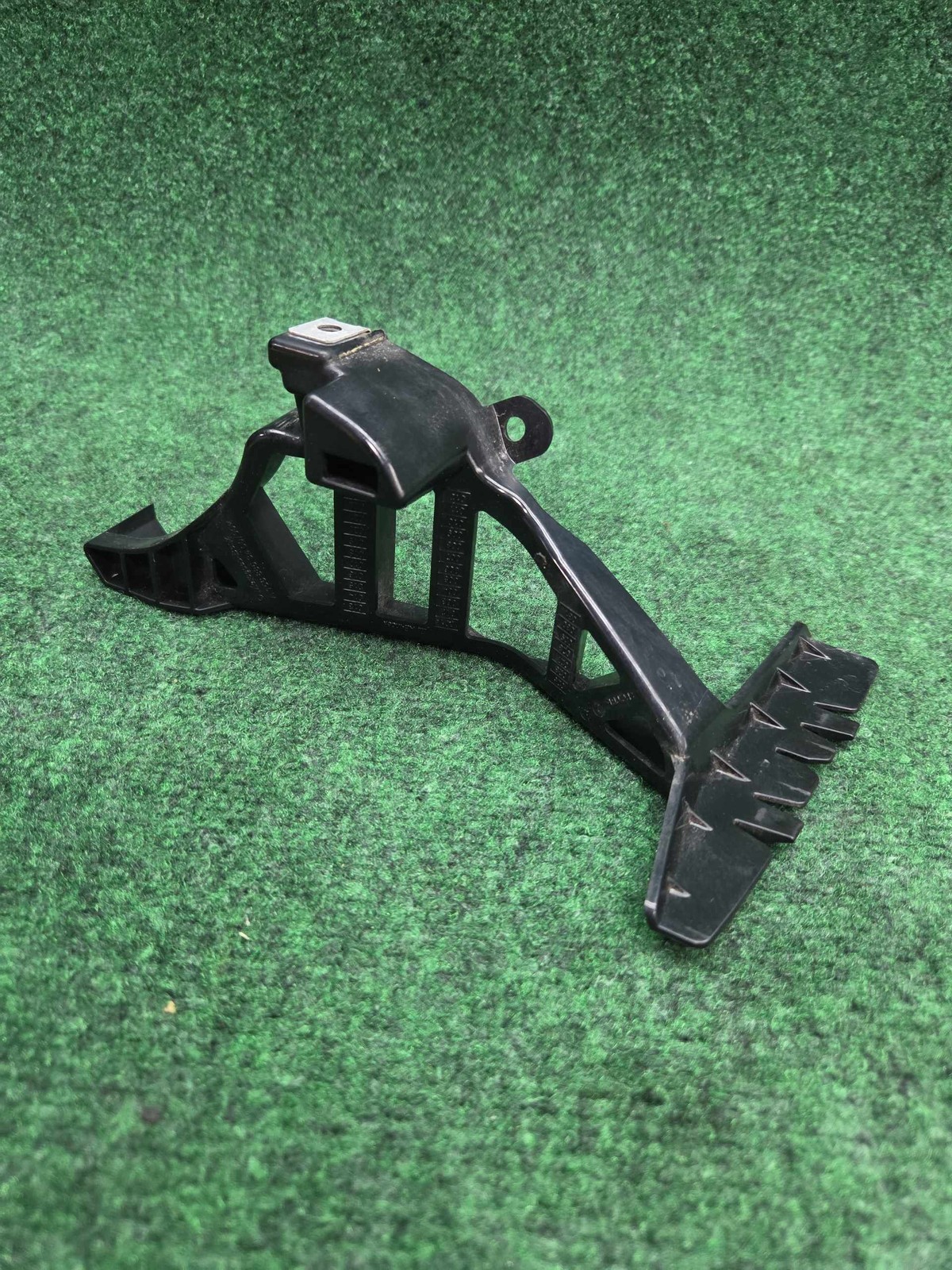 2015-2020 Mercedes Gla 250 Right Rear Bumper Lower Guide Bracket Oem A1568853400