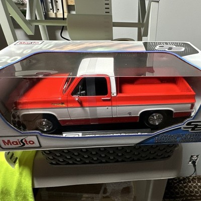 Maisto 1974 Chevrolet C10 Cheyenne Super 1:18 Diecast Pickup Red/White