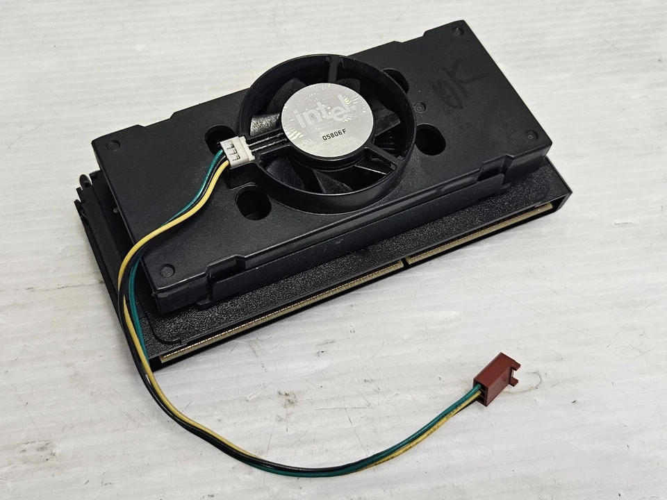 Intel Pentium II 300MHz Slot 1, SL2W8, 512KB, FSB 66MHz, Original Heatsink & FAN - Image 2 of 3