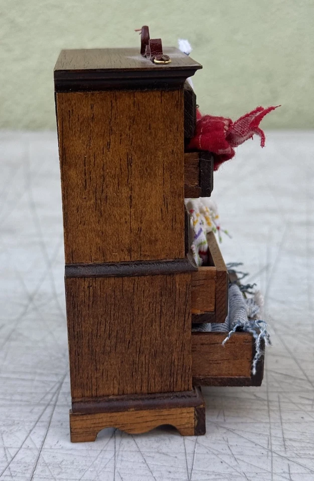 Cómoda artesanal de madera dura miniatura para casa de muñecas escala 1:12 PAT B Foto 4 de 4