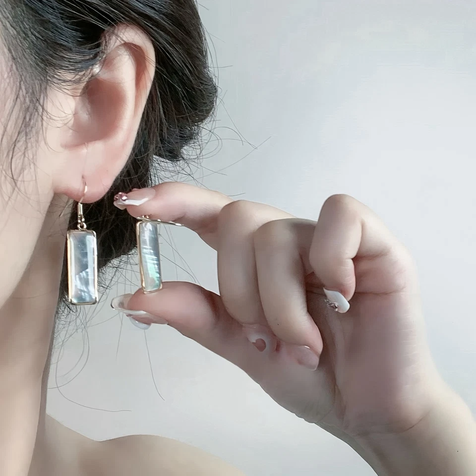 Pendientes colgantes cuadrados de cobre de madreperla para mujer Foto 2 de 3