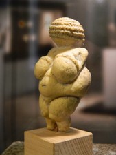 Venus von Willendorf  (ORIGINALGR&Ouml;SSE) - 24.000 - 22000 v. Chr. - inkl. St&auml;nder