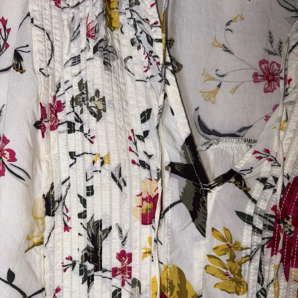 Top Old Navy para mujer talla XL blanco con flores amarillas rojas plisadas frente manga larga Foto 2 de 4