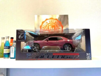 1/18 HIGHWAY 61 2010 Dodge CHALLENGER SRT8 FURIOUS FUCHSIA