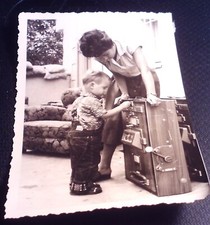 Altes Foto Kind, Junge,kleiner Zocker Spielautomat, einarmiger Bandit 1958 (2)