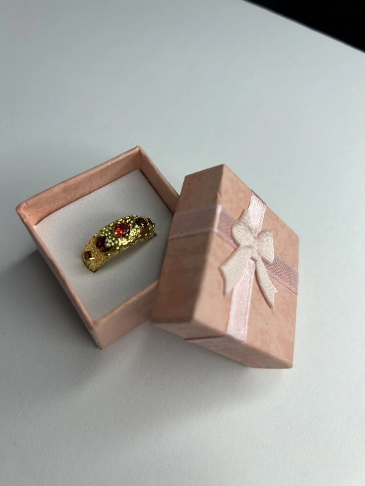 Кольцо с красным камнем заполненное золотом 18 карат в подарочной коробке - размер 7 - Изображение 2 из 4