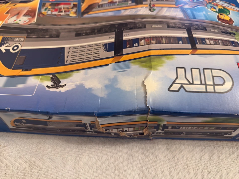 LEGO CITY: Tren de Pasajeros (60197) nuevo en caja dañada (ver fotos) Foto 4 de 4