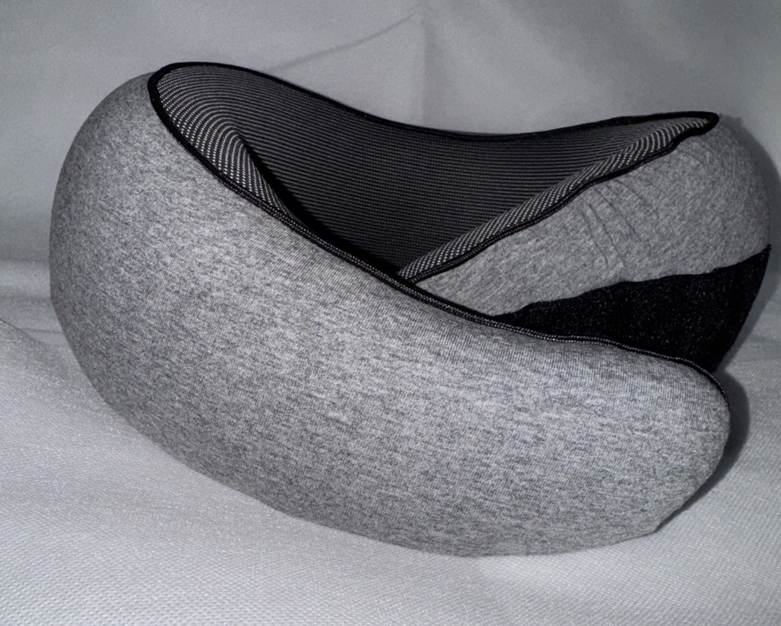FlyHugz 360 Neck Support Travel Pillow w/ Storage Bag! GRAY NEW!!!!