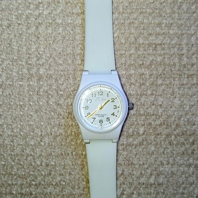 Q&Q Citizen Falcon White Resin Unisex Watch 10 BAR Water Resist Gold Hands 2035