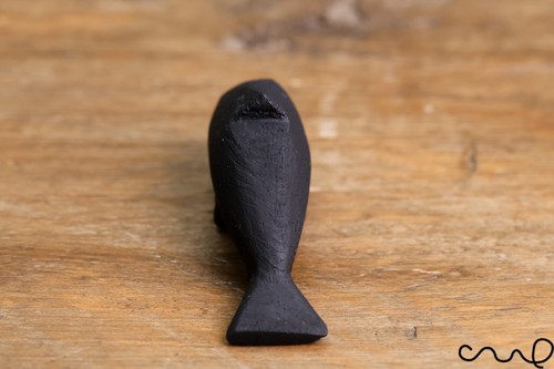 Lindo pequeño adorno de madera pequeño delfín negro tallado a mano hecho a mano - Imagen 2 de 8