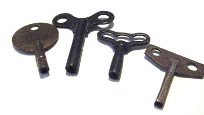 ANTIQUE LOT 4 BRASS & STEEL CLOCK WINDING KEYS GOOD USED CONDITION