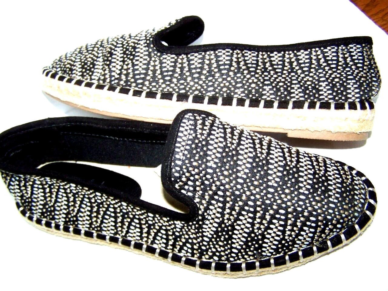 NEW in Box Universal Thread Women's Shoes sz 6.5M Carly Woven Flats Black white