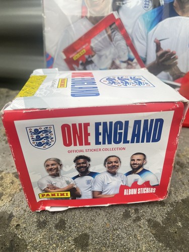 One England STARTER PACK & BOX 50 Confezioni Sticker Album Panini Mondiali Euro NUOVO - Foto 4 di 12