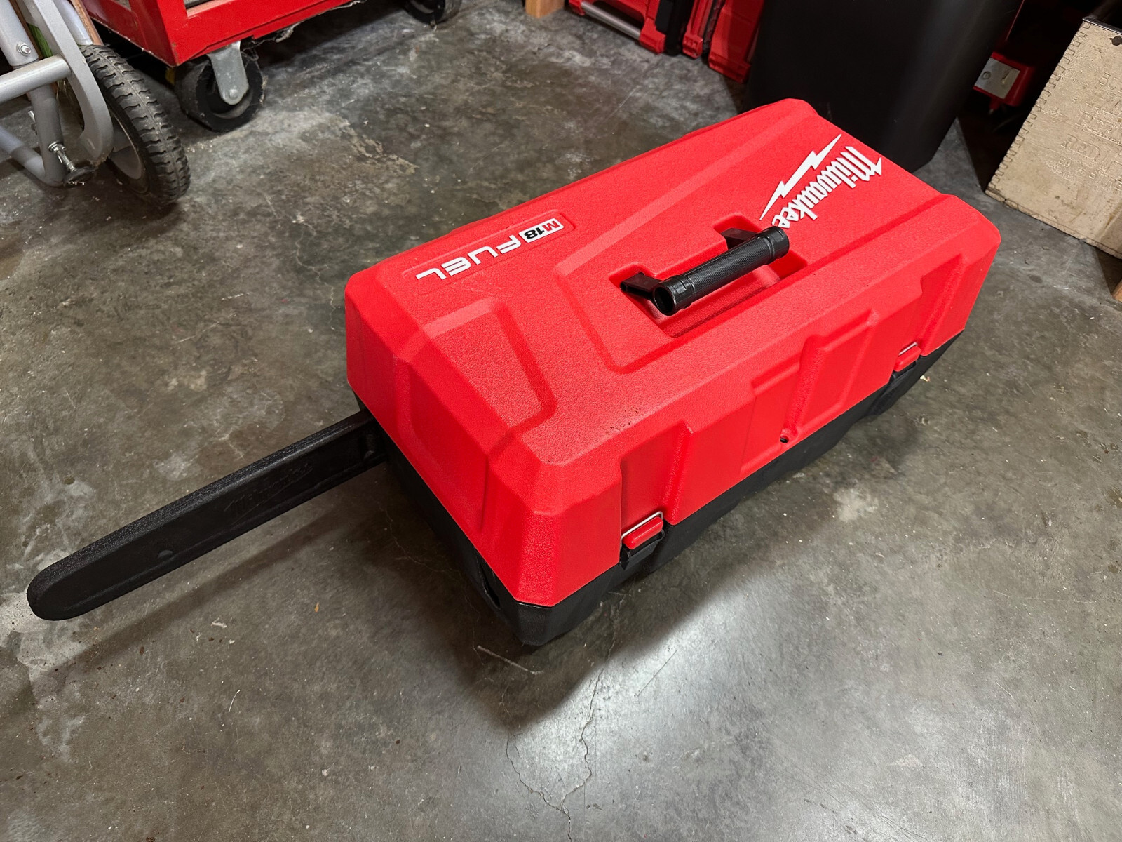 Milwaukee 272720 M18 FUEL 16" Chainsaw WITH Milwaukee chainsaw case