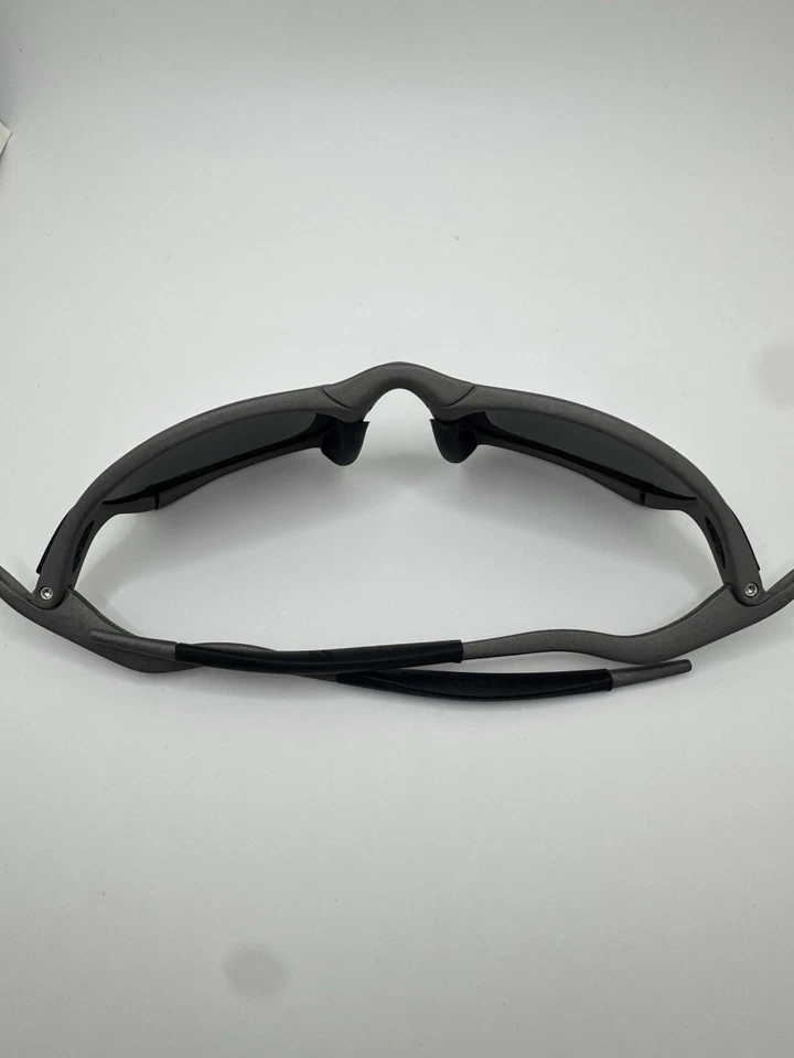 Gafas de sol Oakley para hombre de metal con montura gris oscuro lentes reflectantes mercurio Foto 4 de 4