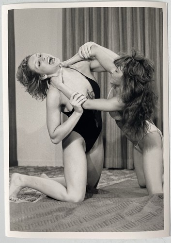 Vintage Foto Triumph Studios weiblicher Wrestler vollbusige Frauen Catfight Bikini 5 x 7
