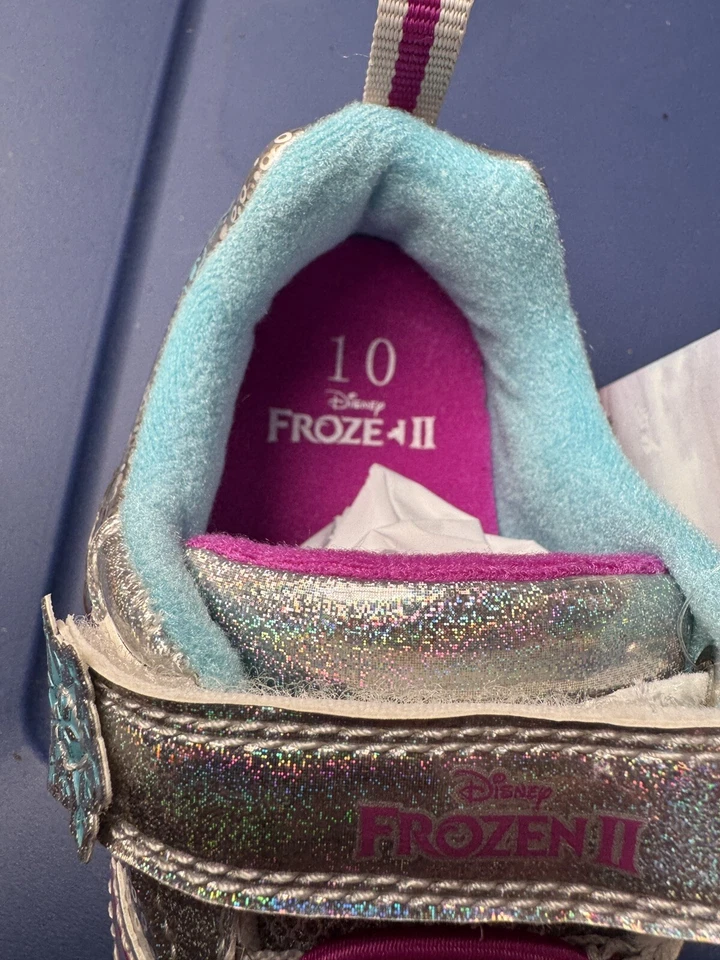 Disney Frozen II 学步儿童女孩 Light Up 运动鞋-银色带蓝色-尺寸 9-全新带标签 — 第 3/4 张图片