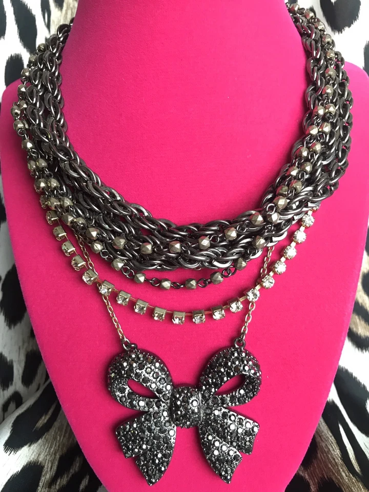 Collar Betsey Johnson Vintage Peltre Gunmetal Cadena En Capas Hematita Arco Gris