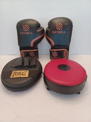 SANABUL ESSENTIAL GEL BOXING GLOVES 10 OZ GOLD/BLACK & EVERLAST PADS SEE