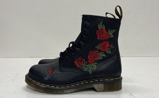 Stivali donna Dr. Martens 1460 Vonda neri rosa ricamati floreali 8 occhielli taglia 10
