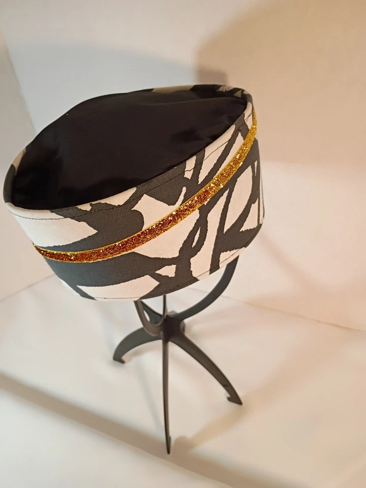 Corona africana hecha a mano Kufi. Hecho en algodón blanco y negro. Acento dorado metálico Foto 4 de 4