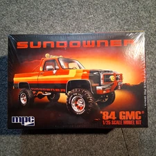 MPC 1/25 Scale 1984 GMC Sundowner Model Kit New Sealed