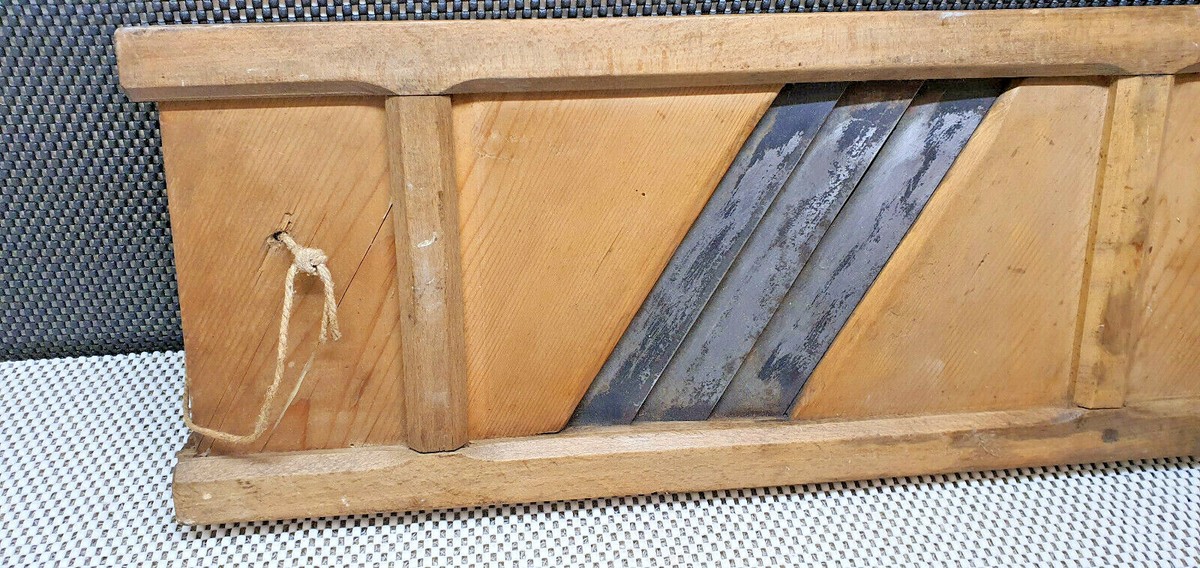 A IDENTIFIER ARTISANAL sorte d'ancienne mandoline de cuisine en bois et