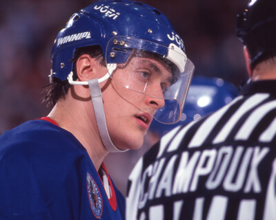 Color 8x10 photo of Teemu Selanne, of the Winnipeg #1 2)