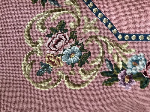 35"' X 35" Wool Needlepoint Floral Pink Rug Tapestry - Picture 5 of 6