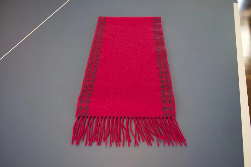 Bufanda 100 % cachemir rosa oscuro con flecos hecha en Reino Unido THOMAS PINK London Foto 4 de 4