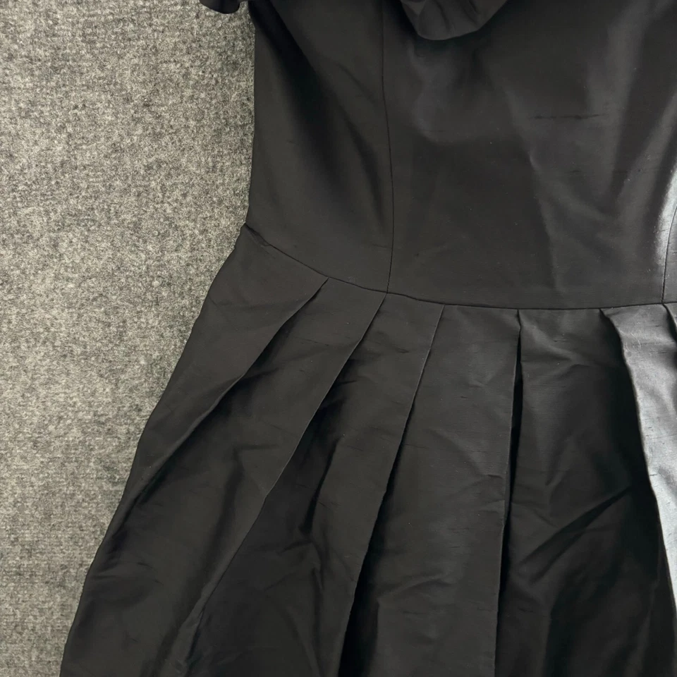 Vestido Romona Keveza Para Mujer 6 Negro Seda Calce y Acampanado Plisado Un Hombro Volantes Foto 4 de 4