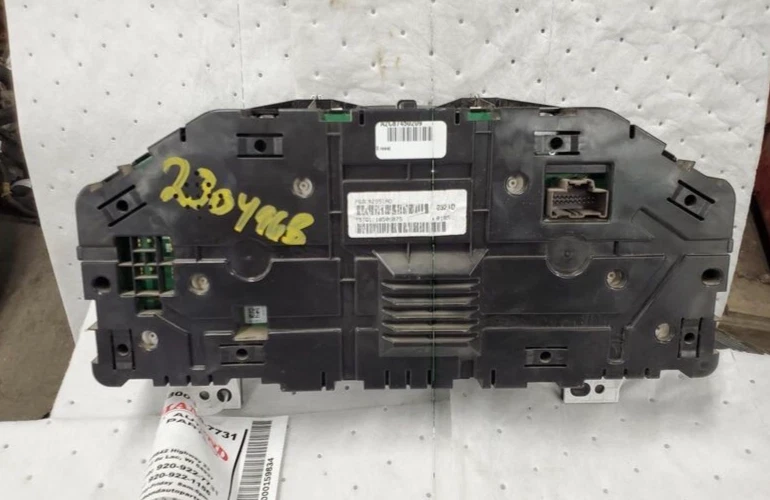 2015-2015 Dodge Ram Pickup Truck 1500 2500 Speedometer Cluster Factory OEM - Imagem 3 de 4