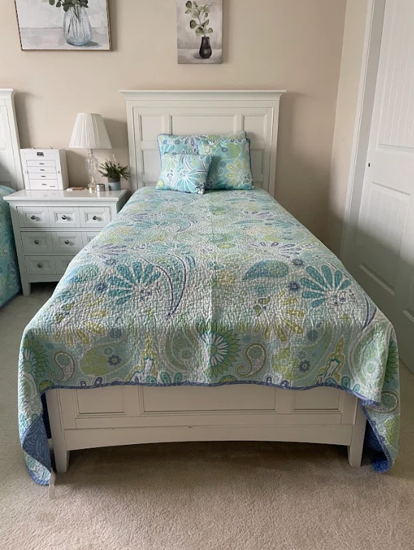 Magnussen White Twin Bedroom Furniture Set, 2 Twins/Nightstand/Dresser+Mirror Foto 3 de 4