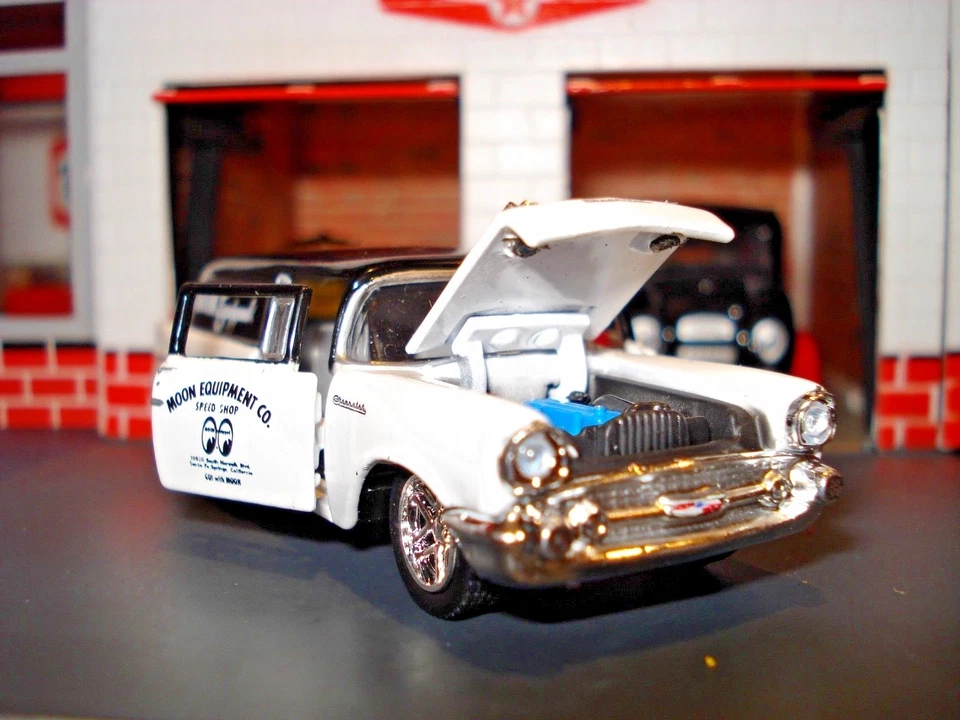 1957 CHEVROLET SEDAN DELIVERY 2 DOOR WAGON LIMITED EDITION 1/64 MOONEYES CUSTOM - Image 2 of 4