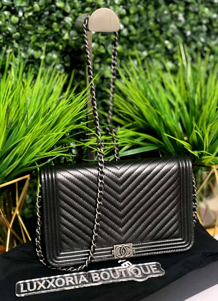 Cartera Chanel Chevron piel de becerro Le Boy con cadena WOC negra en caja Foto 2 de 4