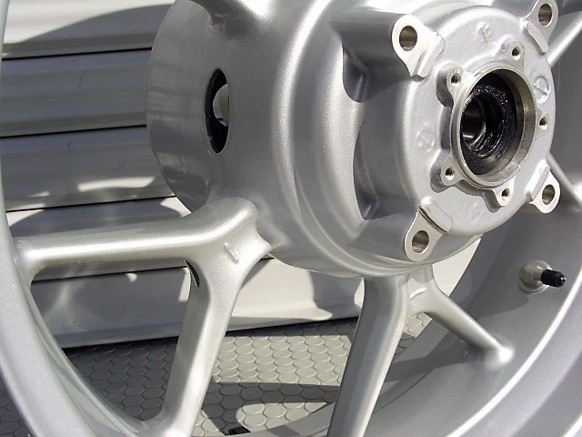 Rueda trasera Triumph Tiger 1050 17x5,50 plateada OEM repuesto llanta moto Foto 3 de 4