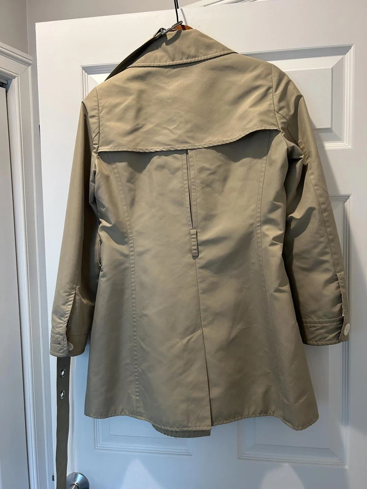 Gabardina para mujer Coach caqui de doble botonadura Foto 2 de 4