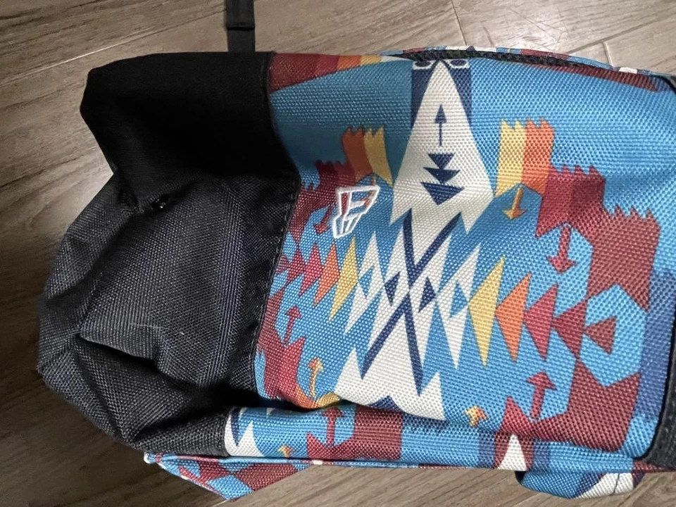 Mochila Pendleton X New Era patrón geométrico Foto 3 de 4
