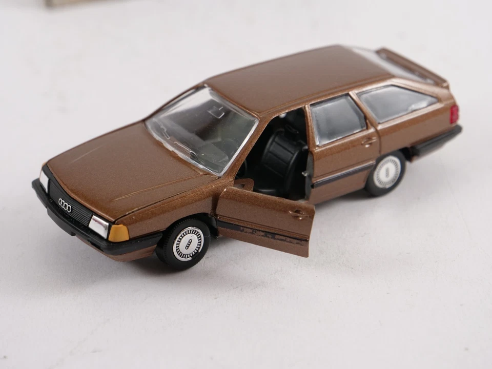 AUDI 100 AVANT Schabak Model N° 1020 1/43 jamais joué en boite - Photo 4/4