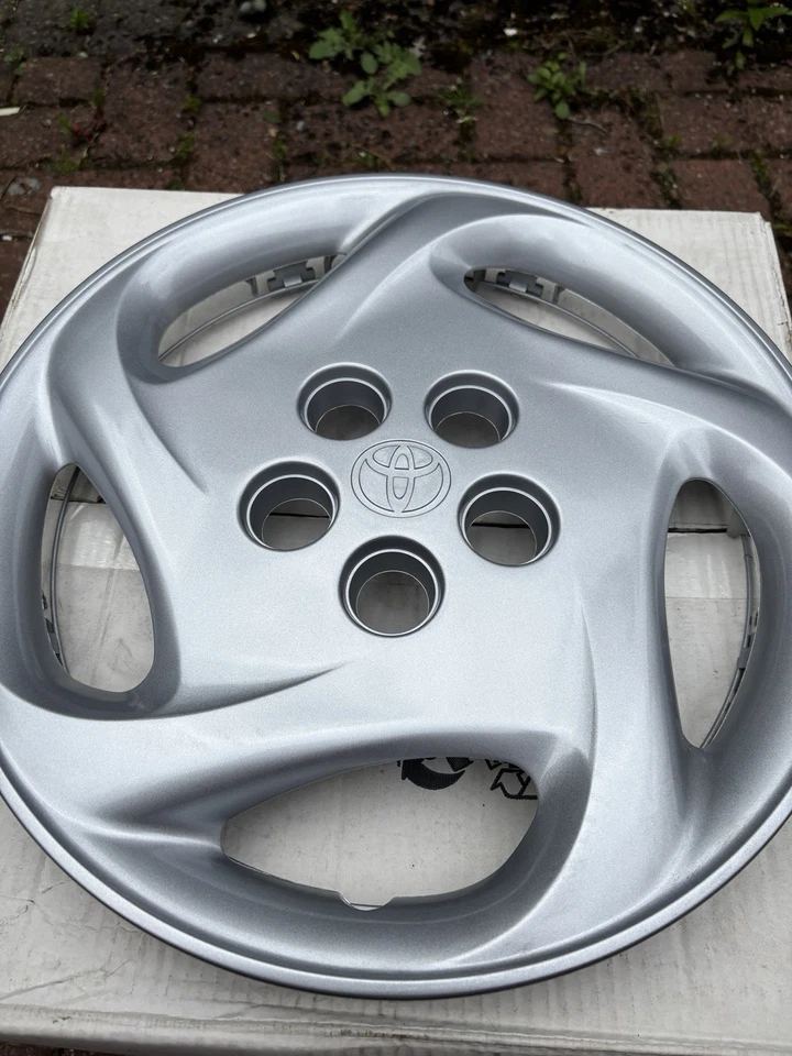 Genuine Toyota 4260220110 14" Wheel Trim – 1996‑1998 Celica – Brand New OEM - Image 2 of 4