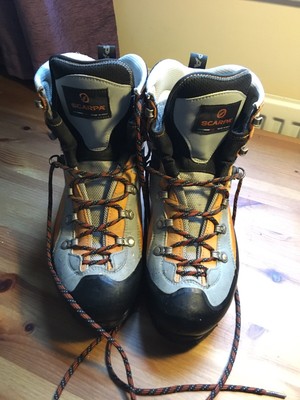 b2 walking boots
