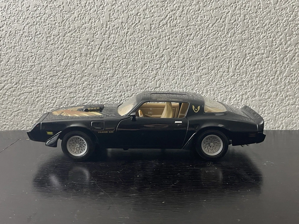 Road Signature 1:18 Scale Diecast 1979 Pontiac Firebird Trans Am Black Model Car - Image 2 of 4