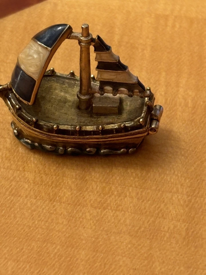 Monet Gold And Green Sailboat Collectible Enamel Keepsake Trinket Box. - Image 2 of 4