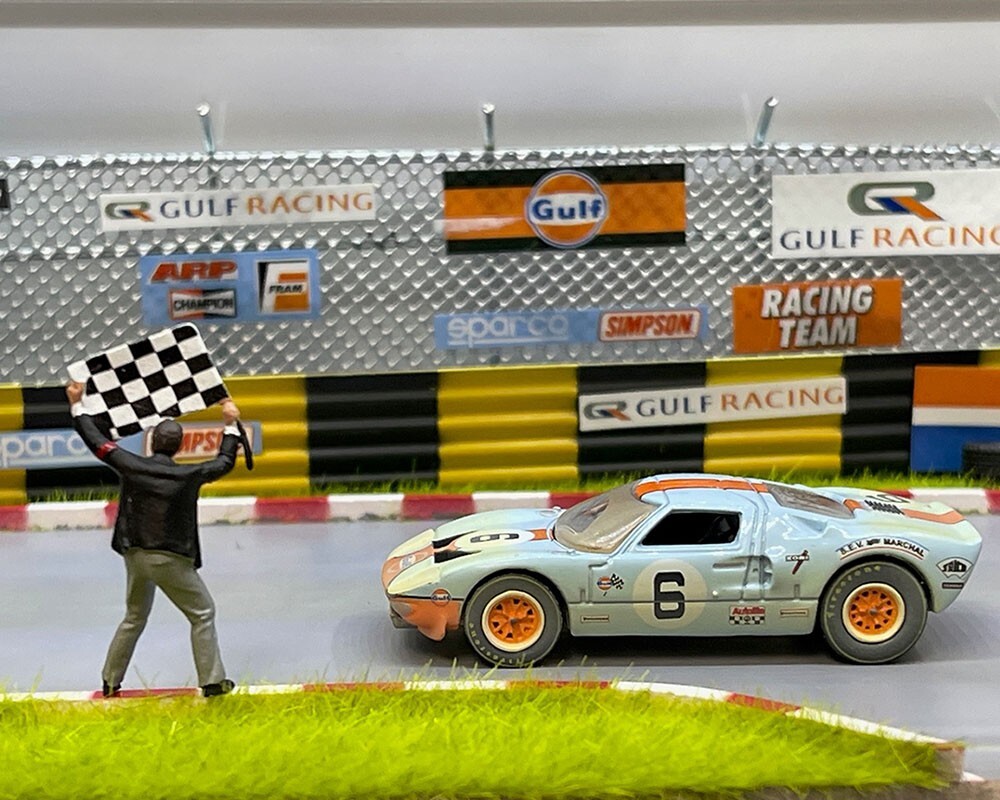 Auto World American Diorama 1965 Ford GT40 Gulf Dusty w/Flag Man