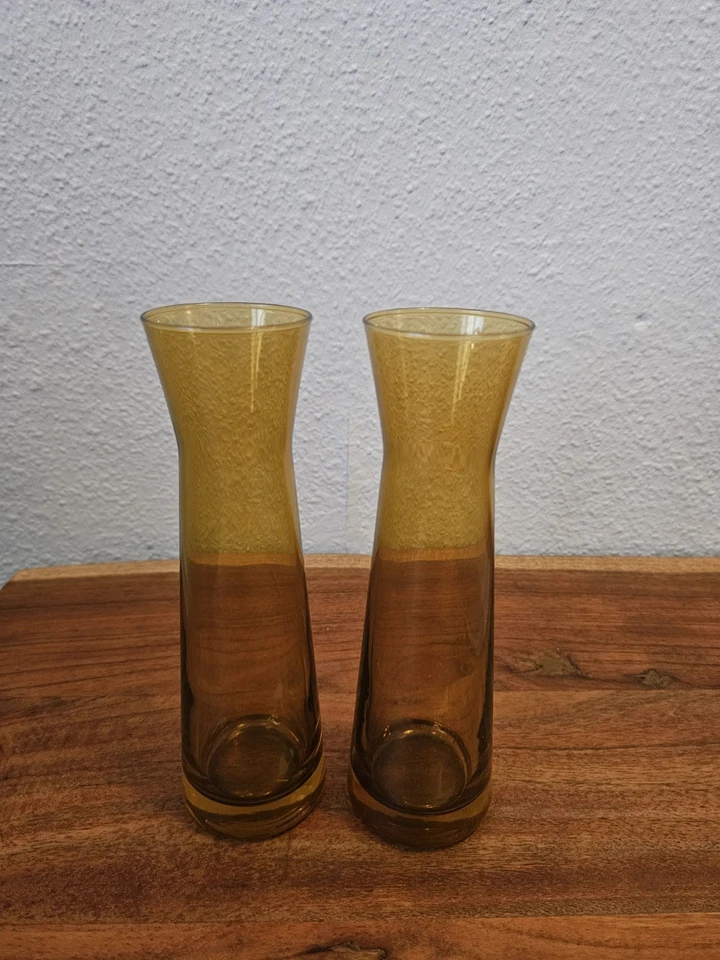 Zwei Blumenvasen In Amber