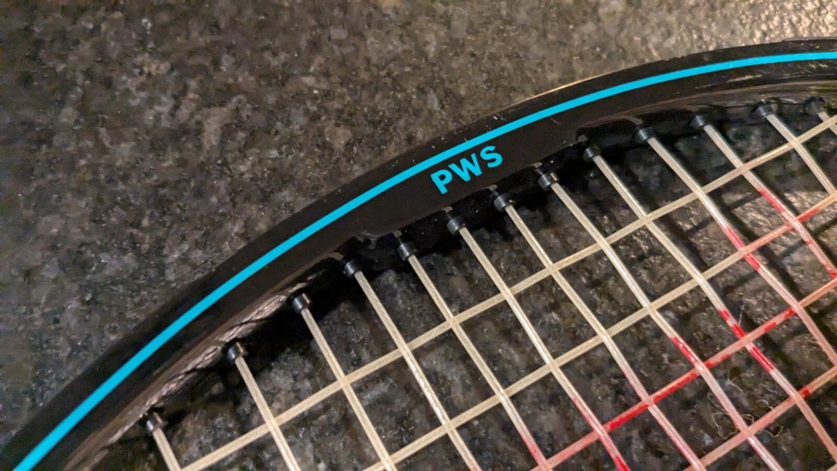 Raquette de tennis Athletic Wilson Sting Graphite de taille moyenne avec housse - France