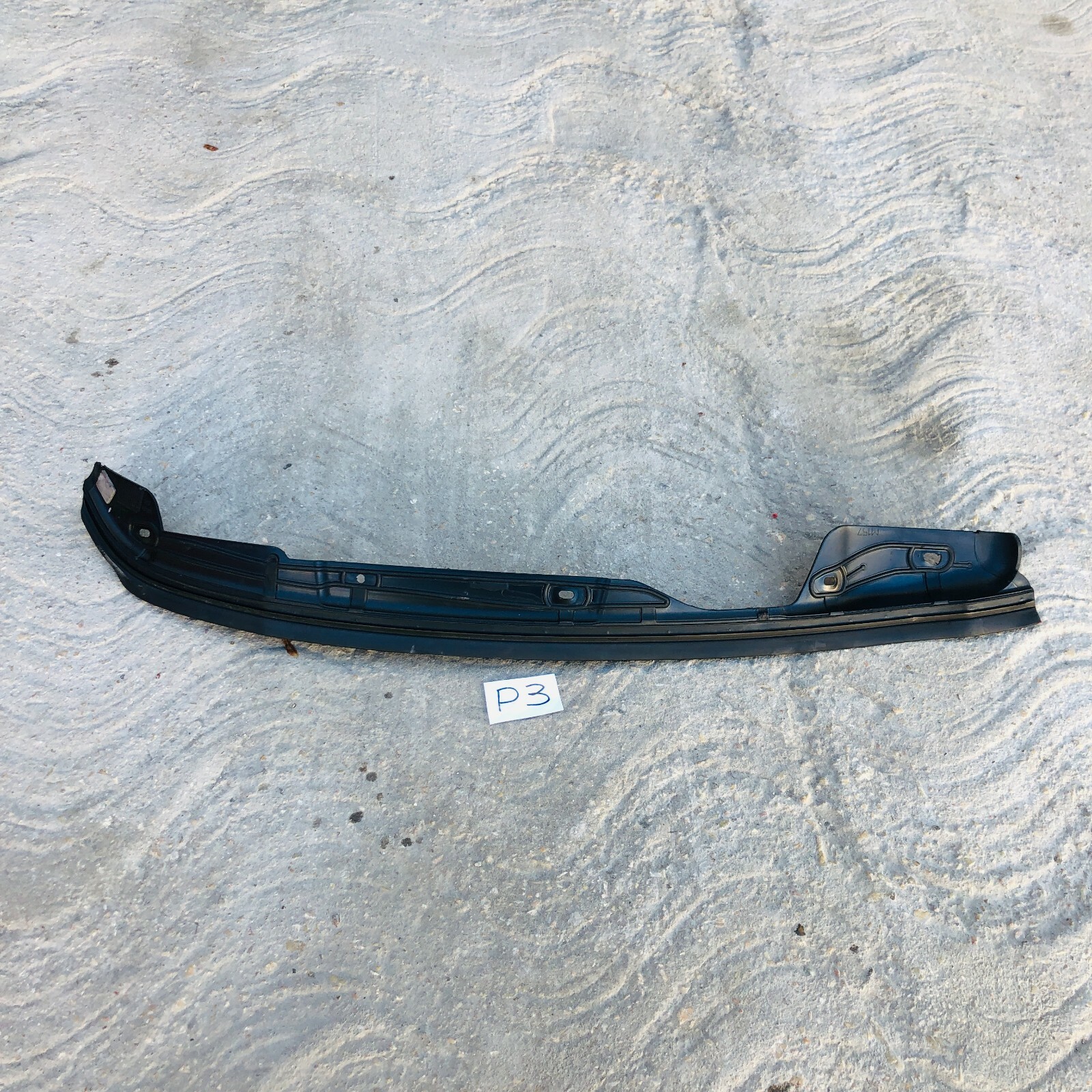 2014 - 2019 Maserati Ghibli Driver Left Front Door Vertical Seal Gasket OEM
