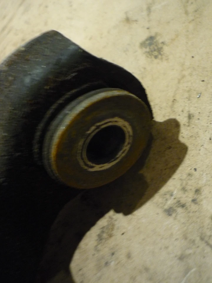 Ferrari 208.246.308 - Palanca/brazo de suspensión inferior trasera derecha - P/N 104428 Foto 2 de 4