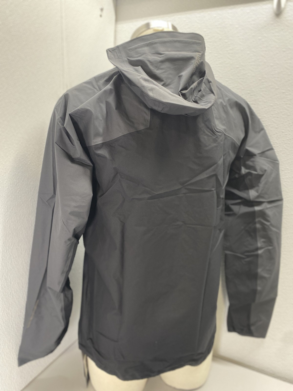 Arc'teryx Mens Norvan Shell Lightweight Jacket Size L Graphite, Black thumbnail 9